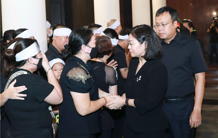 Phó Bí thư Thường trực Thành uỷ Nguyễn Thị Tuyến thăm dự lễ viếng nạn nhân vụ hoả hoạn tại quận Thanh Xuân