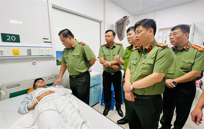 Giám đốc Công an thành phố thăm hỏi, động viên cán bộ, chiến sĩ bị thương trong khi làm nhiệm vụ chữa cháy và cứu nạn, cứu hộ tại quận Thah Xuân