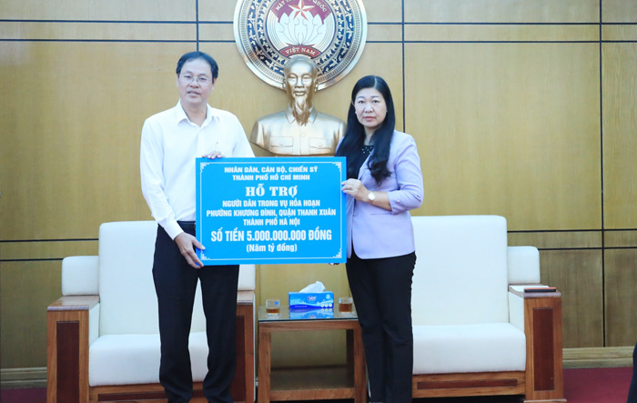 Thành phố Hồ Chí Minh trao tặng 5 tỷ đồng ủng hộ các nạn nhân vụ cháy chung cư mini tại Thanh Xuân 