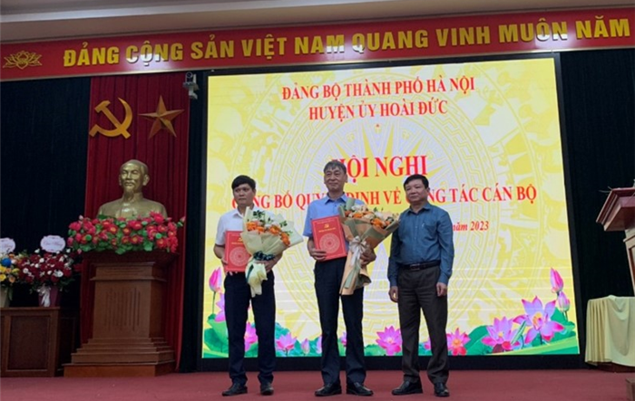 Huyện ủy Hoài Đức công bố quyết định về công tác cán bộ tại xã Đức Giang, xã Đức Thượng