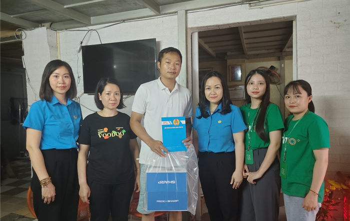 Quận Đống Đa thăm hỏi, động viên, trao hỗ trợ tới gia đình đoàn viên bị nạn trong vụ cháy chung cư mini
