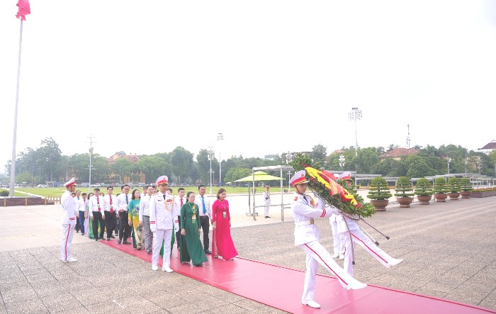 Đoàn đại biểu Hội Nông dân Hà Nội vào Lăng viếng Chủ tịch Hồ Chí Minh