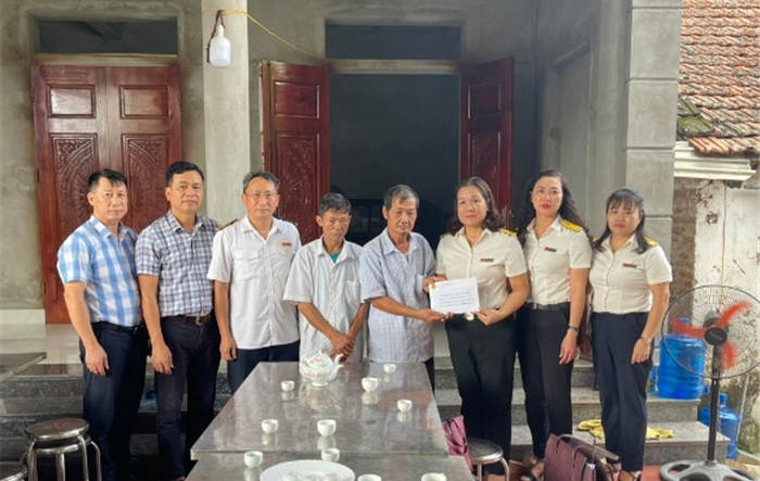 Thăm hỏi, hỗ trợ gia đình nạn nhân vụ hỏa hoạn tại phố Khương Hạ, quận Thanh Xuân