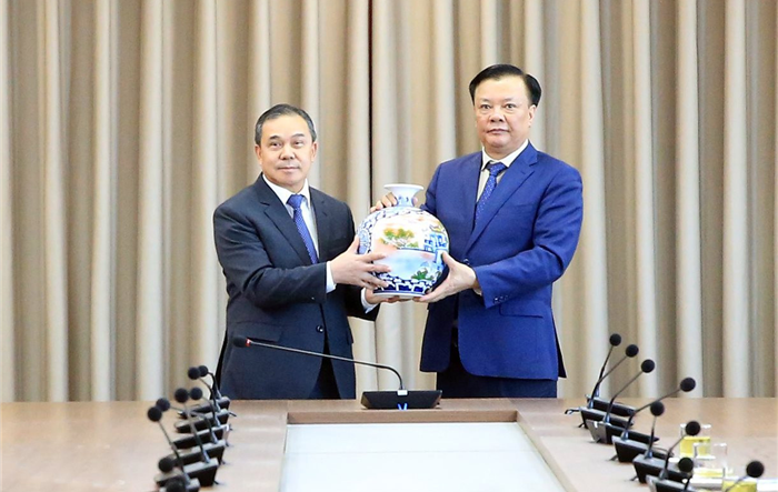 Bí thư Thành uỷ Đinh Tiến Dũng tiếp Đại sứ Lào tại Việt Nam