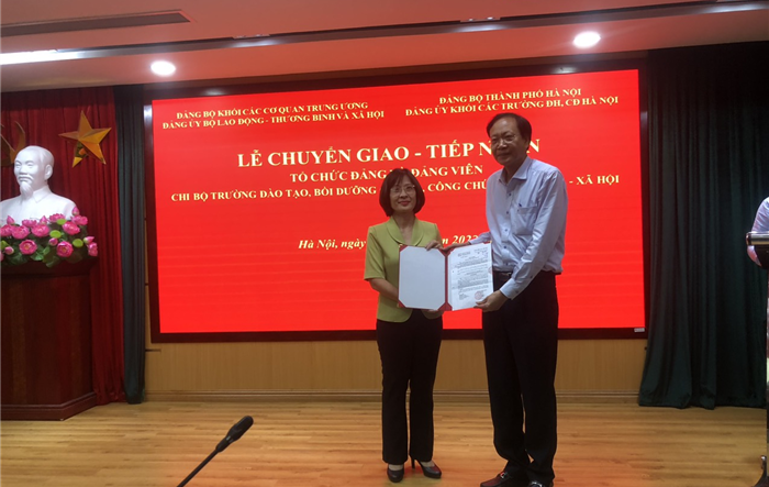 Lễ chuyển giao - Tiếp nhận tổ chức Đảng và đảng viên chi bộ Trường Đào tạo, bồi dưỡng cán bộ, công chức Lao động - Xã hội