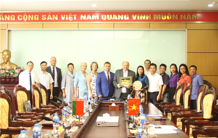 Lãnh đạo Liên đoàn Lao động thành phố tiếp thân mật Đoàn đại biểu Liên hiệp Công đoàn Y tế thành phố Minsk (Belarus)