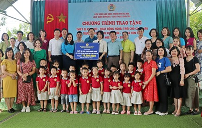 Quận Đống Đa tặng thiết bị đồ chơi cho Trường Mầm non Xuân Sơn