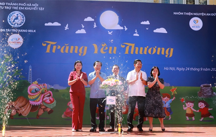 Hơn 350 trẻ em khuyết tật tham gia chương trình vui Tết Trung thu "Trăng yêu thương" 