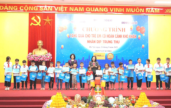 Chương trình tặng quà cho trẻ em có hoàn cảnh khó khăn trên địa bàn huyện Thạch Thất dịp Tết Trung thu