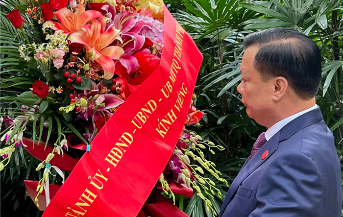 Đoàn đại biểu cấp cao thành phố Hà Nội viếng liệt sỹ Phạm Hồng Thái tại tỉnh Quảng Đông (Trung Quốc)