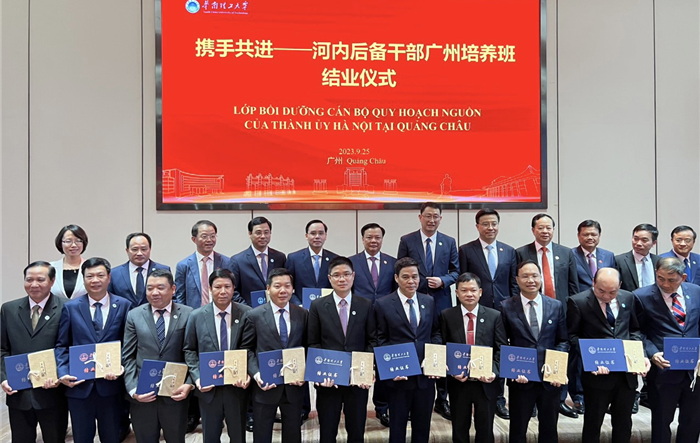 Bế giảng lớp bồi dưỡng cán bộ nguồn tại Quảng Đông (Trung Quốc)