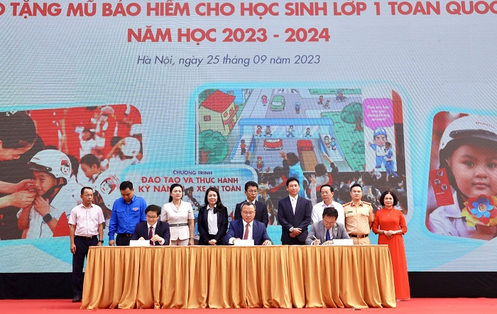 Lễ công bố Chương trình trao tặng 2 triệu mũ bảo hiểm đạt chuẩn cho học sinh lớp 1 trên toàn quốc trong năm học 2023 - 2024