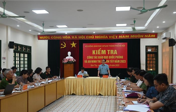 Kiểm tra công tác giáo dục quốc phòng và an ninh thị xã Sơn Tây và Tổng Công ty Đầu tư và phát triển nhà Hà Nội