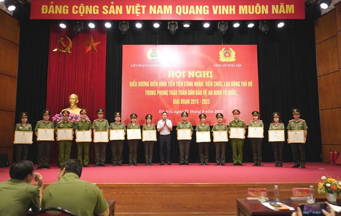 Hội nghị biểu dương điển hình tiên tiến công nhân, viên chức, lao động trong phong trào toàn dân bảo vệ an ninh Tổ quốc