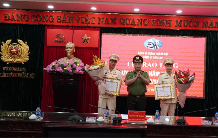 Trao Huy hiệu 30 năm tuổi Đảng tặng Phó Giám đốc Công an thành phố