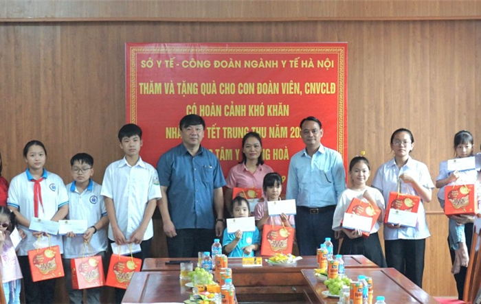 Công đoàn ngành Y tế Hà Nội thăm, tặng quà cho con đoàn viên có hoàn cảnh khó khăn
