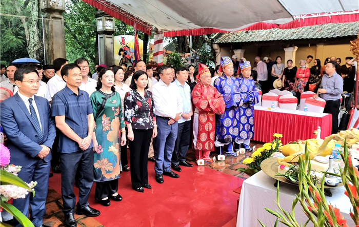 Lãnh đạo thành phố dâng hương nhân 1079 năm ngày mất Đức vua Ngô Quyền