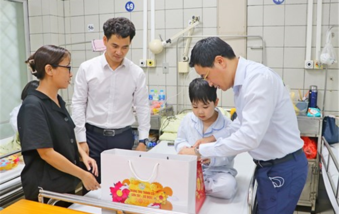 Lãnh đạo thị xã Sơn Tây thăm hỏi bệnh nhi vụ cháy chung cư mini quân Thanh Xuân