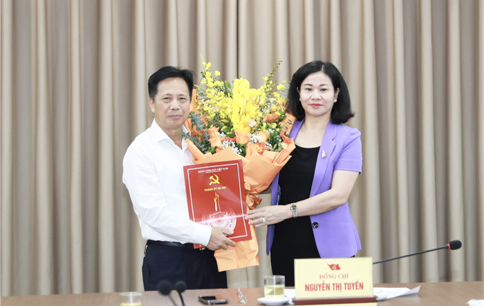 Trao quyết định nghỉ hưu đối với đồng chí Phùng Văn Dũng 