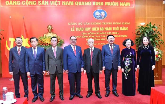 Nguyên Tổng Bí thư Nông Đức Mạnh nhận Huy hiệu 60 năm tuổi Đảng