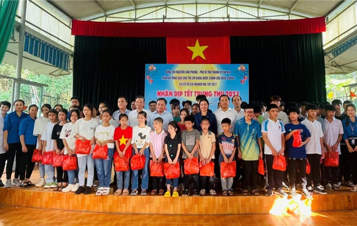 Phó Bí thư Thành ủy Nguyễn Văn Phong tặng quà, vui Trung thu cùng các em nhỏ tại huyện Ba Vì