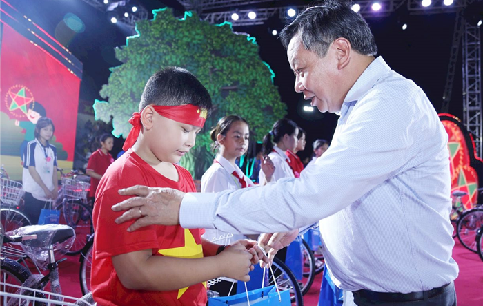 Trao quà cho 1.000 trẻ em có hoàn cảnh đặc biệt, khó khăn, trẻ em có thành tích tiêu biểu tại “Đêm hội Trăng rằm 2023”
