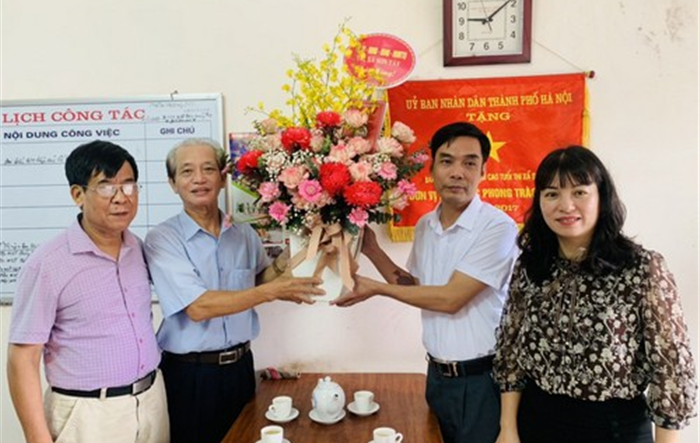 Phó Bí thư Thường trực Thị uỷ Sơn Tây chúc mừng Hội Người cao tuổi thị xã