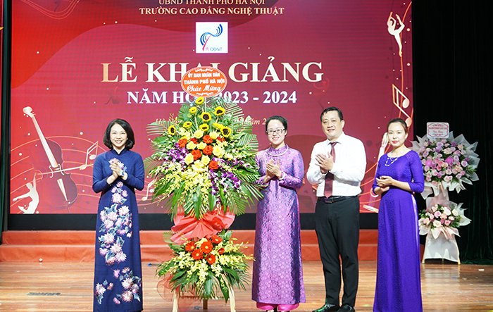Phó Chủ tịch UBND thành phố Vũ Thu Hà dự lễ khai giảng Trường Cao đẳng nghệ thuật Hà Nội 