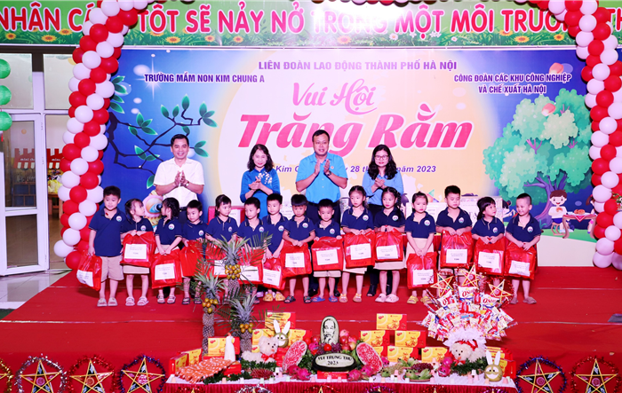 Công đoàn Thủ đô tổ  Chương trình “Vui hội trăng rằm” cho con công nhân lao động