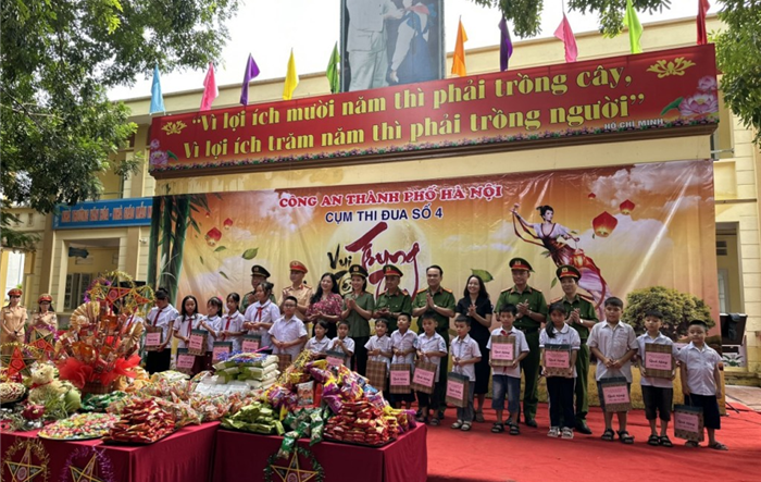 Công an thành phố Hà Nội tổ chức Chương trình vui Tết Trung thu tại trường Tiểu học Phương Đình A