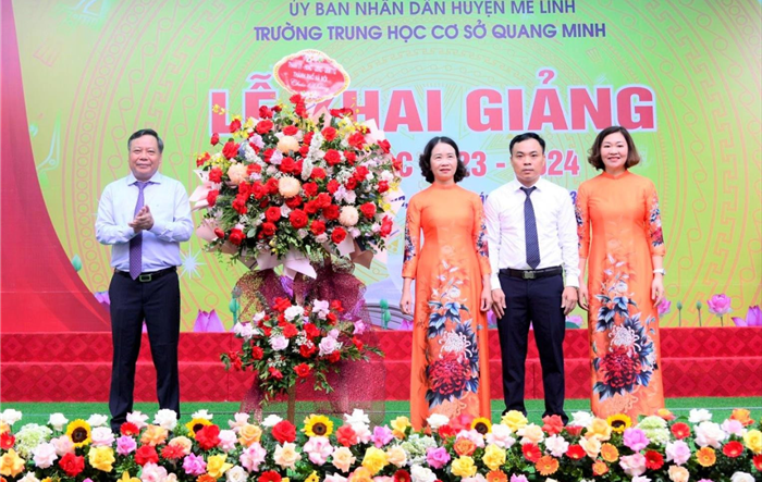 Phó Bí thư Thành ủy Nguyễn Văn Phong dự lễ khai giảng tại huyện Mê Linh