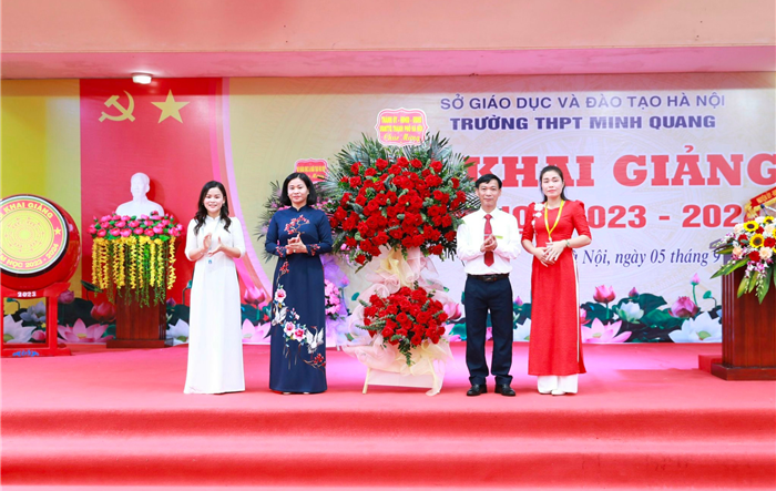 Phó Bí thư Thường trực Thành ủy Nguyễn Thị Tuyến dự lễ khai giảng năm học mới tại xã Minh Quang, huyện Ba Vì