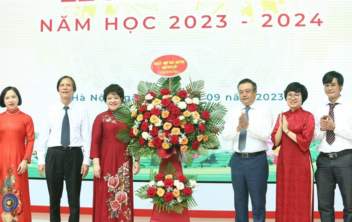 Chủ tịch UBND thành phố Trần Sỹ Thanh dự lễ khai giảng năm học mới tại Trường THPT chuyên Hà Nội – Amsterdam