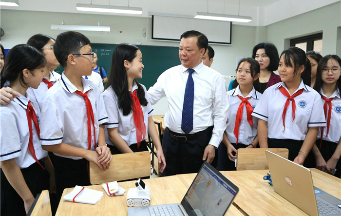 Bí thư Thành ủy Đinh Tiến Dũng dự lễ khai giảng năm học mới tại huyện Đông Anh