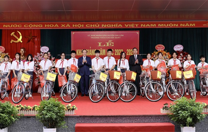 Chủ tịch HĐND thành phố Nguyễn Ngọc Tuấn dự lễ khai giảng tại Trường THCS Cao Bá Quát, huyện Gia Lâm