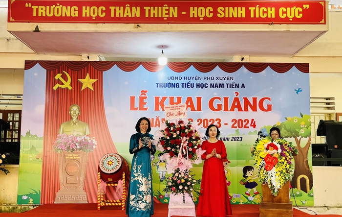 Phó Chủ tịch UBND thành phố Vũ Thu Hà dự lễ khai giảng năm học 2023-2024 tại huyện Phú Xuyên