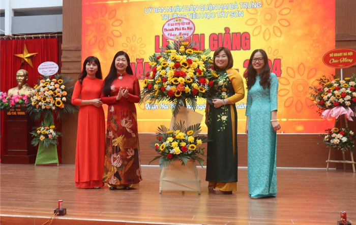 Chủ tịch Ủy ban Mặt trận Tổ quốc Việt Nam thành phố Nguyễn Lan Hương chung vui ngày tựu trường với học sinh trường tiểu học Tây Sơn