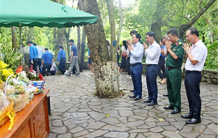 Lãnh đạo thị xã Sơn Tây dâng hương tưởng niệm Chủ tịch Hồ Chí Minh tại Khu di tích K9