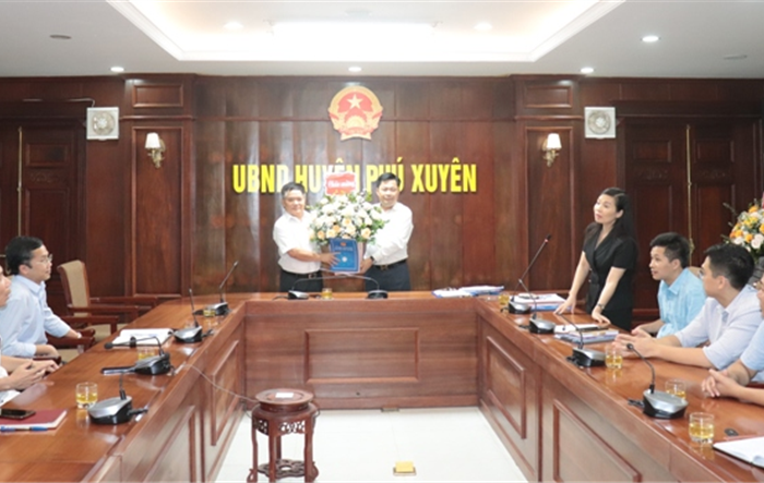 Huyện Phú Xuyên trao quyết định về công tác cán bộ tại Ban Quản lý dự án đầu tư xây dựng huyện