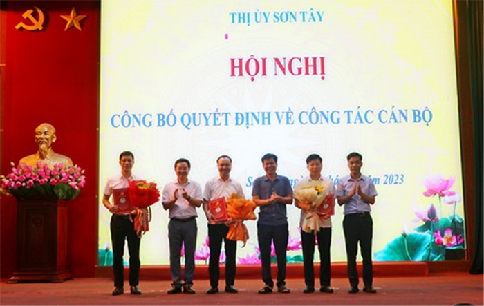 Thị xã Sơn Tây trao quyết định về công tác cán bộ