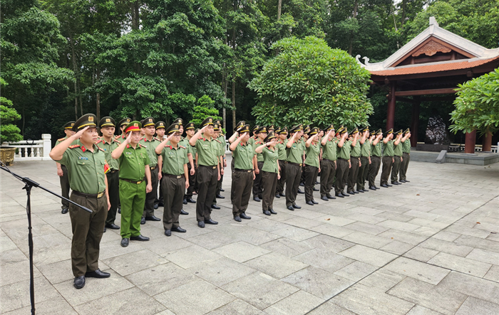 Lực lượng Cơ yếu Công an thành phố báo công dâng Bác tại Khu di tích Chủ tịch Hồ Chí Minh - K9 Đá Chông
