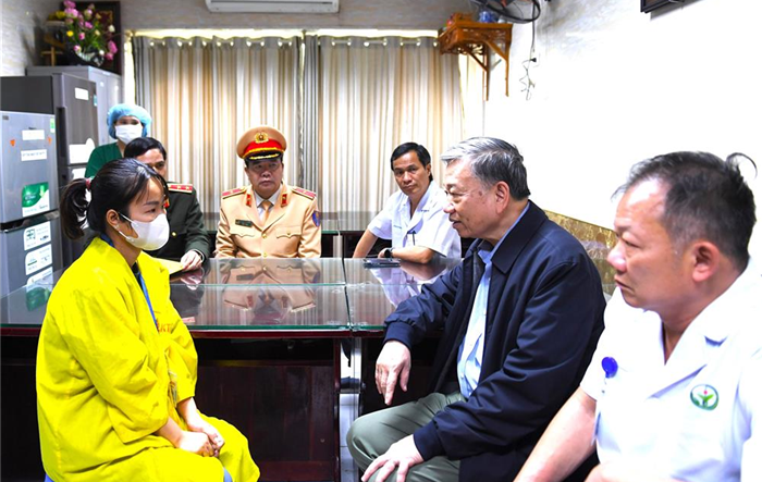 Bộ trưởng Bộ Công an Tô Lâm thăm, động viên hai chiến sĩ Công an bị thương trong khi làm nhiệm vụ