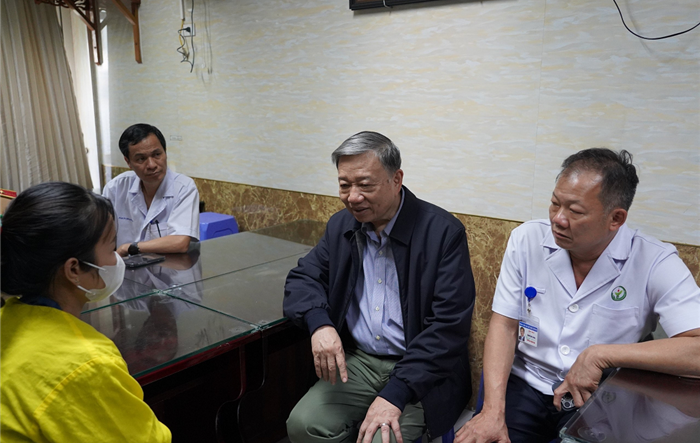 Bộ trưởng Bộ Công an Tô Lâm thăm, động viên cán bộ Công an thành phố bị thương khi làm nhiệm vụ