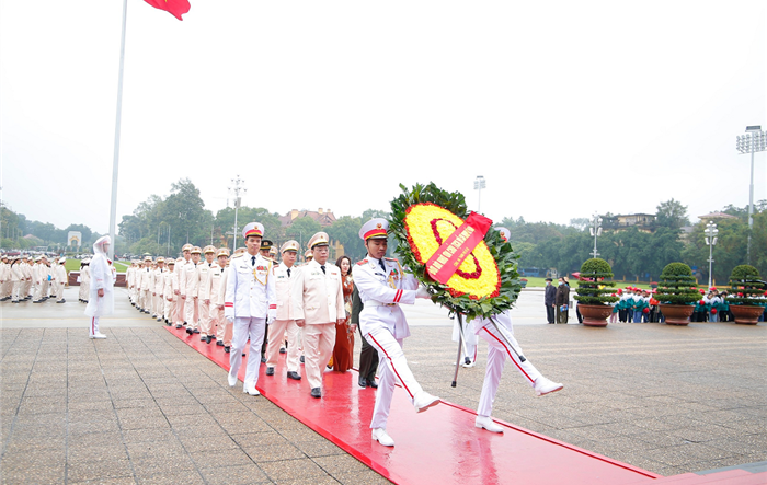 Công an thành phố báo công dâng Bác tại Lăng Chủ tịch Hồ Chí Minh