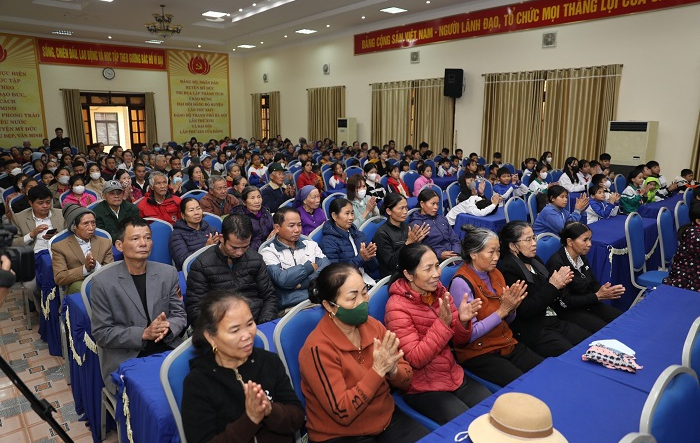 Tổ đại biểu HĐND thành phố tặng quà cho 200 hộ nghèo và trẻ em có hoàn cảnh khó khăn huyện Mỹ Đức 
