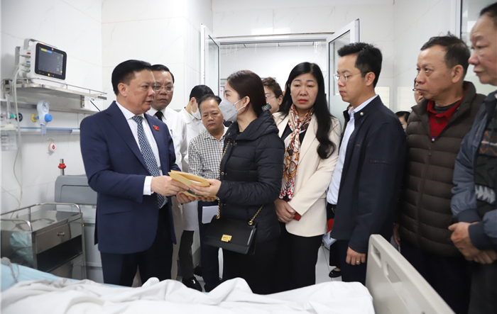Đồng chí Đinh Tiến Dũng thăm nạn nhân vụ cháy phố Hàng Lược