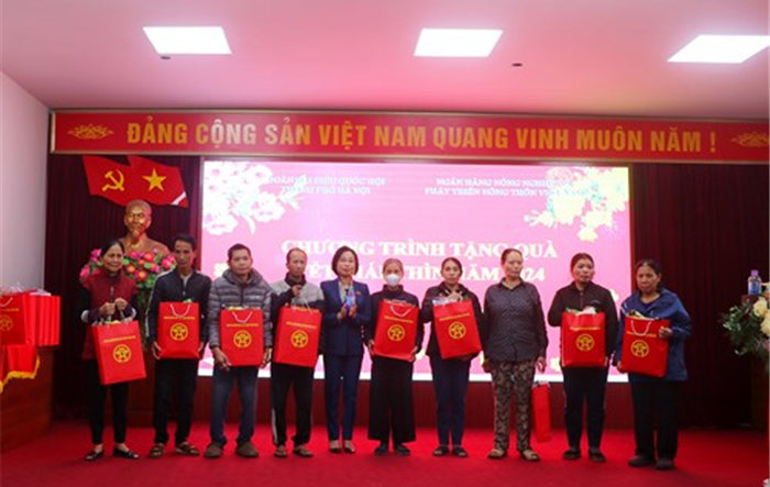 Đoàn ĐBQH thành phố tặng quà các hộ có hoàn cảnh khó khăn tại thị xã Sơn Tây