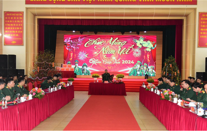 Phó Chủ nhiệm Tổng cục Chính trị thăm, chúc Tết cán bộ, chiến sĩ Trung đoàn 692, Sư đoàn Bộ binh 301