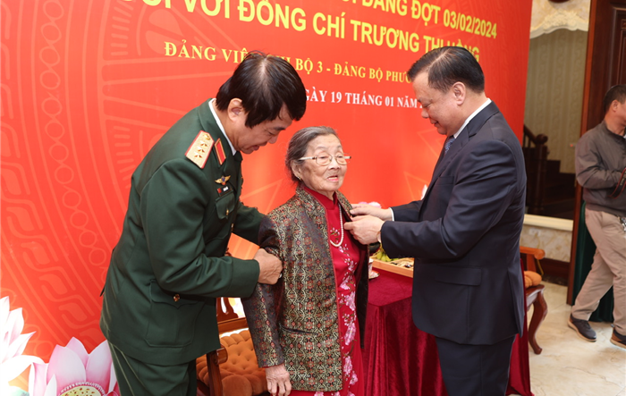 Bí thư Thành ủy Đinh Tiến Dũng trao Huy hiệu 75 năm tuổi Đảng cho đồng chí Trương Thị Hồng