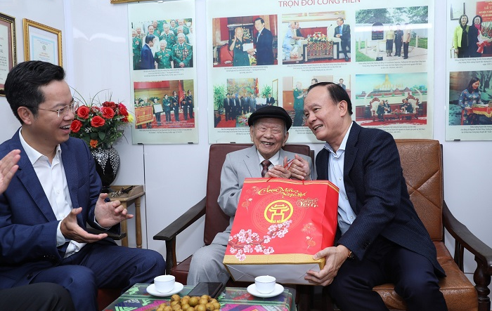 Chủ tịch HĐND thành phố Nguyễn Ngọc Tuấn tặng quà các gia đình chính sách quận Hoàn Kiếm và huyện Thường Tín
